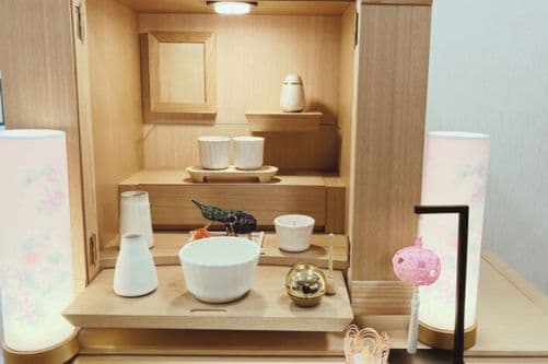 お仏壇の周りにスペースがある場合