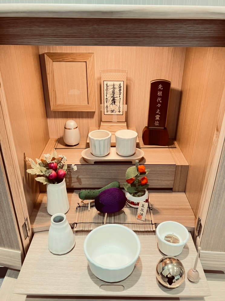 お仏壇の中に飾りを置く場合